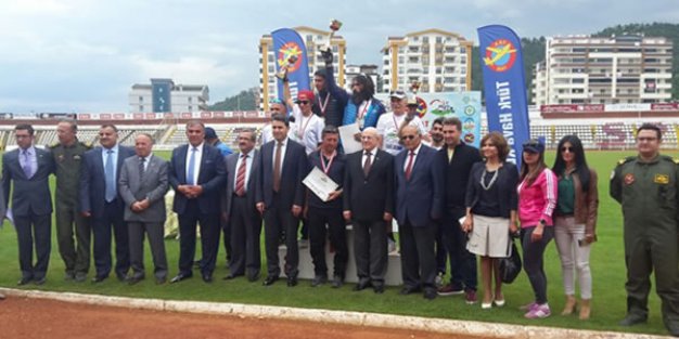 BAFRA’YA BİR KUPA DA YAMAÇ PARAŞÜTÜNDEN