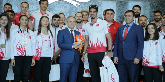 BAKAN ÇAĞATAY KILIÇ ATLETİZM MİLLİ TAKIMI’NI KABUL ETTİ