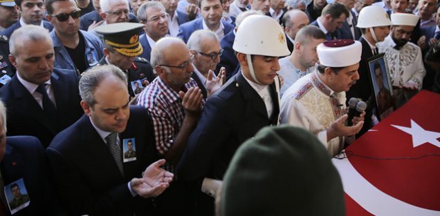 Bakan Çağatay Kılıç şehit polisin cenaze törenine katıldı