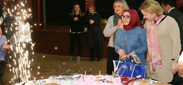 Bakan Eşinden Engelli Genç Kıza Doğum Günü Sürprizi