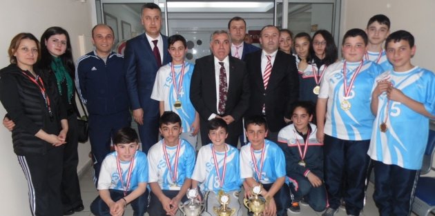 BAŞARILARINI KAYMAKAM HALİS ARSLAN’LA PAYLAŞTILAR