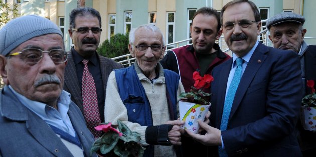 BAŞKAN ŞAHİN, HUZUREVİ SAKİNLERİ İLE ÇİÇEK DİKTİ