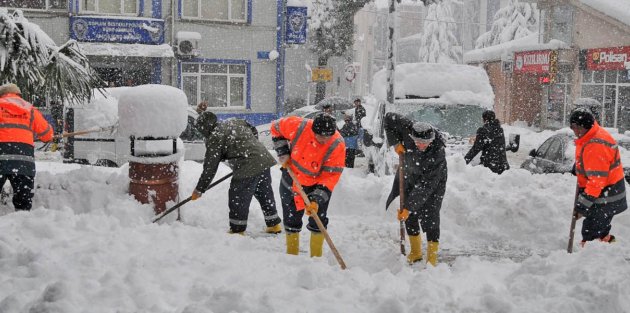 BAŞKAN ŞAHİN, KARLA MÜCADELE ÇALIŞMALARINI YERİNDE TAKİP ETTİ