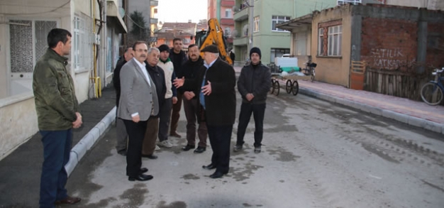 BAŞKAN ŞAHİN ÖZGİR SOKAK’TA KALDIRIM ÇALIŞMALARINI İNCELEDİ