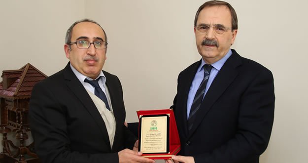BAŞKAN ŞAHİN’E ANLAMI BÜYÜK PLAKET VERİLDİ