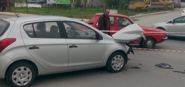 Belediye aracı İle Otomobil Çarpıştı