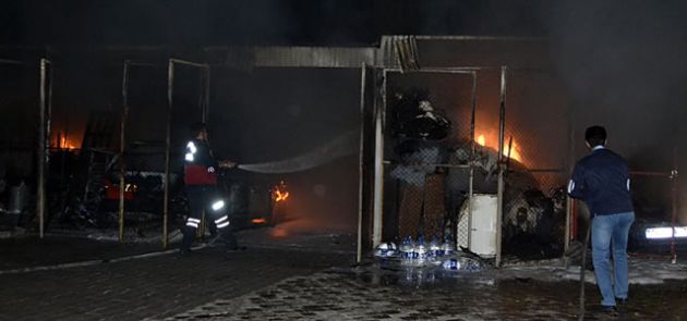 Bir sitenin garajında çıkan yangında 2 otomobil yandı