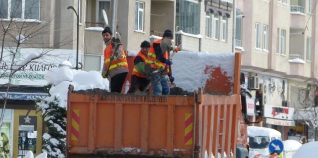 BÜYÜKŞEHİR BELEDİYESİ BAFRA’DA, ANA YOLLARA TUZLU KUM SERDİ