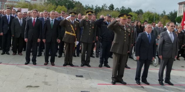 Cumhuriyet Bayramı Kutlamaları Çelenk Sunumuyla Başladı