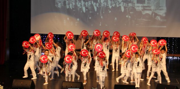 EZGİLİ MİNİKLERDEN GELENEKSEL  MUHTEŞEM YIL SONU GECESİ