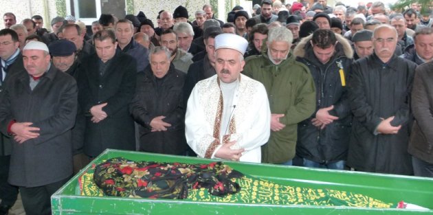 Gazeteci Atilla Özer’in Annesi Dualarla Toprağa verildi