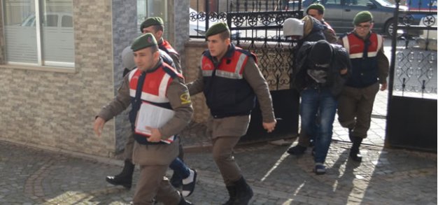 Hırsızlık zanlıları düşürdükleri kimlik sayesinde yakalandı