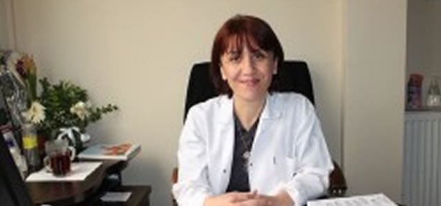 Kadın Hastalıkları Uzmanı Op. Dr. Aynur Dağdemir Ölümünün Birinci Senesinde Mesai̇ Arkadaşları Tarafından Mezarı Başında Anıldı.