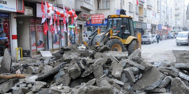 KALDIRIM YENİLEME ÇALIŞMALARI DEVAM EDİYOR