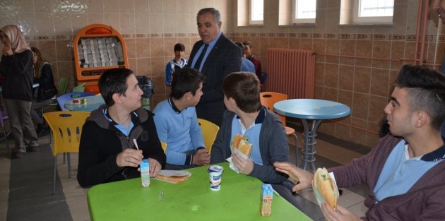 KAYMAKAM ARSLAN, KANTİNDEKİ ÖĞRENCİLERLE SOHBET ETTİ