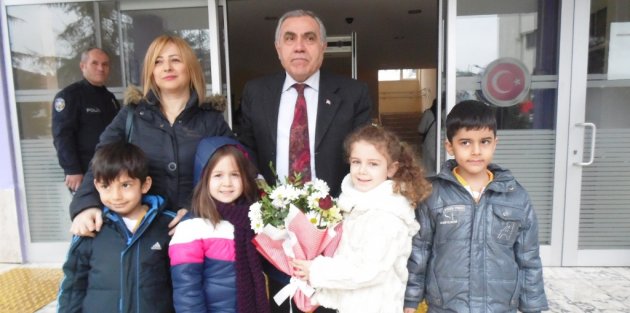 KAYMAKAM ARSLAN MİNİK ÖĞRENCİLERE İLGİ GÖSTERDİ