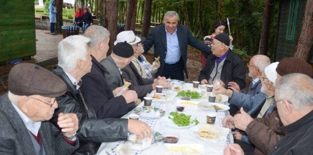 KAYMAKAM ARSLAN, ORGANİK PAZAR’DA YAŞLILARA SABAH KAHVALTISI YAPTI