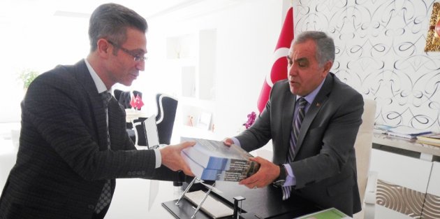 KAYMAKAM ARSLAN’A ‘HAYVANCILIĞIN SORUNLARI VE ÇÖZÜM ÖNERİLERİ SEMPOZYUMU” ADLI KİTAP VERİLDİ