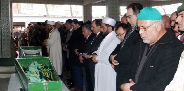 KAZADA ÖLEN 3 GENÇ TOPRAĞA VERİLDİ