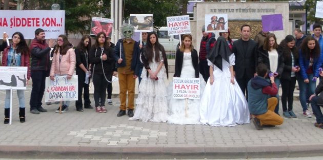 LİSE ÖĞRENCİLERİ, KADINA YÖNELİK ŞİDDETİ PROTESTO ETTİLER