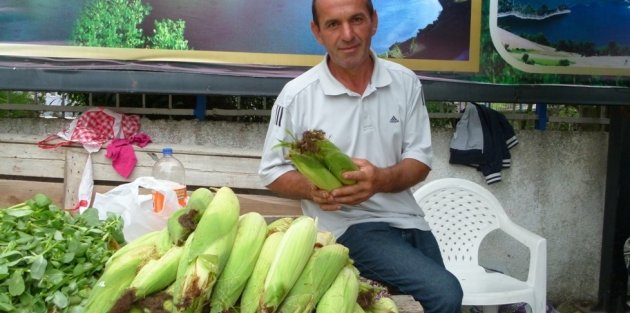 MAHALLE’DEN GELİP, ŞEHİR MERKEZİNDE MISIR SATIYOR