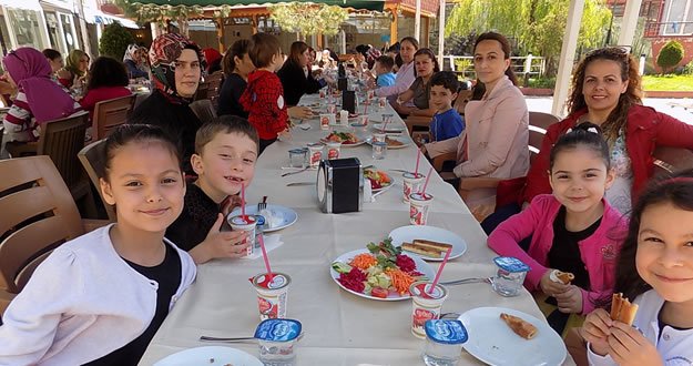 MEHMET ULUSAR ANA OKULU'NDAN ANNELER GÜNÜ YEMEĞİ VE ETKİNLİĞİ