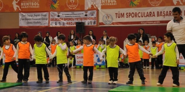 MİNİKLER SPOR ŞENLİĞİNDE  COŞTU