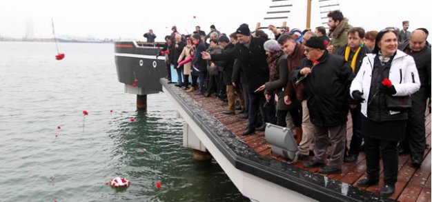 Mübadiller denize karanfil bıraktı