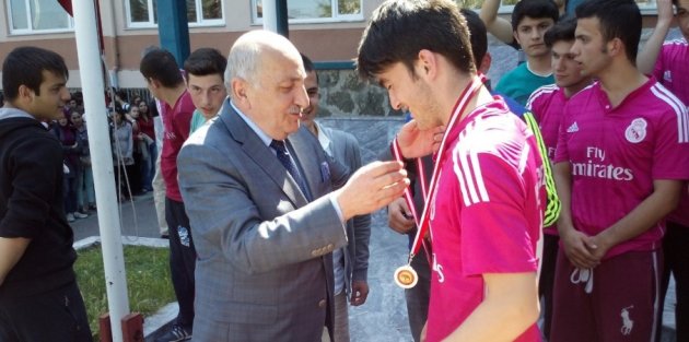 MÜDÜR KARABULUT, ‘HEPİNİZİ KUTLUYORUM ‘