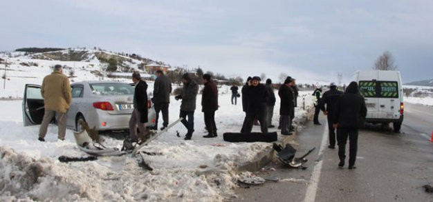 Öğrenci servisi ile otomobil çarpıştı: 13 yaralı