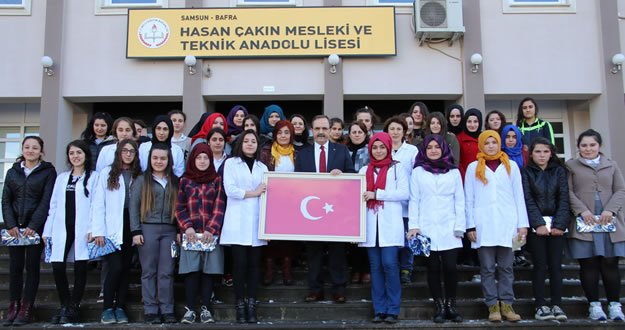 ÖĞRENCİLERDEN BAŞKAN ŞAHİN’E TÜRK BAYRAĞI HEDİYE EDİLDİ