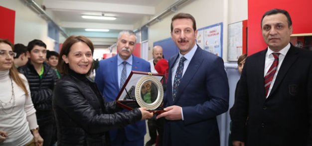 OKULDA KAPILAR TÜRK BAYRAKLARI VE 15 TEMMUZ KAHRAMANLARI İLE SÜSLENDİ