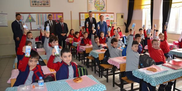 OKULLARDA SÜT DAĞITIMI YAPILDI
