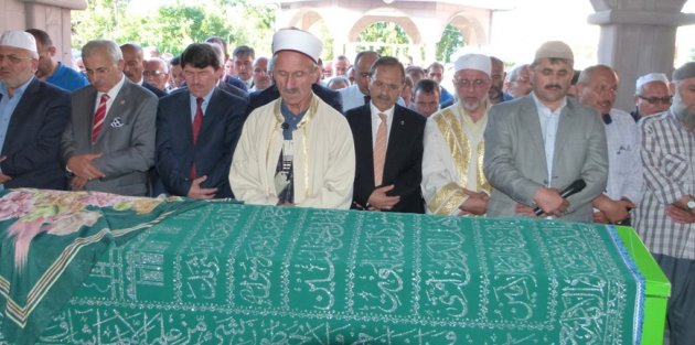 ÖMER YAYLA’NIN EŞİ DUALARLA TOPRAĞA VERİLDİ