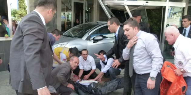 PARK EDEMEYEN OTOMOBİL BELEDİYE BİNASINA DALDI