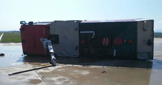 Pistten Çıkan Eğitim Uçağına Müdahaleye Giden İtfaiye Aracı Devrildi