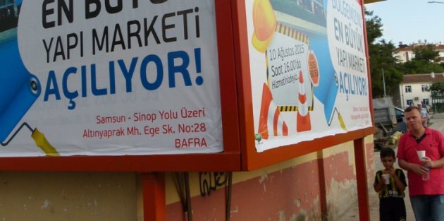 REKLAM PANOSU İNSANLARIN GEÇİŞİNİ ENGELLİYOR