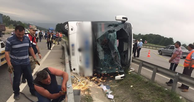 Samsun'da askerleri taşıyan otobüs devrildi