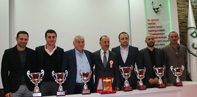 SAMSUN’DA ÇEŞİTLİ AMATÖR BRANŞLARDA DERECEYE GİREN SPORCULARIN KUPALARINI VERDİ