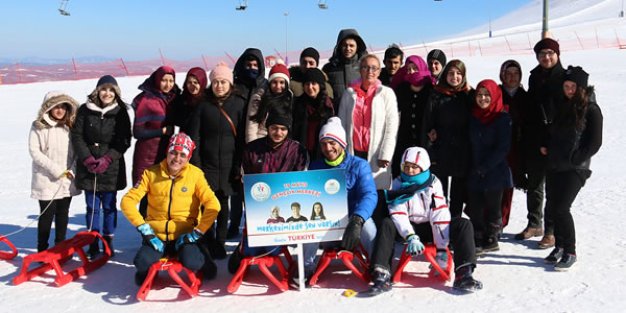 SAMSUNLU GENÇLERİN KAYAK KEYFİ