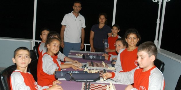 Şenocak, Satranç Seti Dağıttı