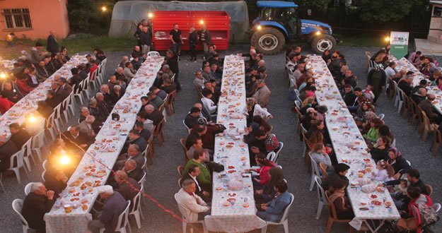 Sürmeli Köyü Derneğinden Görkemli Bir İftar Yemeği