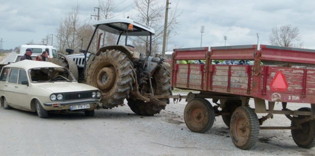 TAKSİ İLE TRAKTÖR ÇARPIŞTI: 3 YARALI