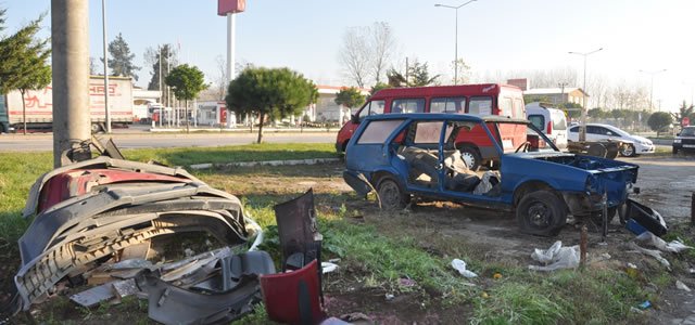 Terme'de Terk Edilen Eski Araçlar Otoparka Çekiliyor