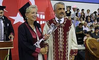 67 yaşında doktor oldu