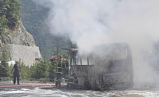 Artvin'de seyir halindeki otobüs yandı