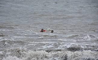 Boğulma tehlikesi geçiren 2 kişi kurtarıldı