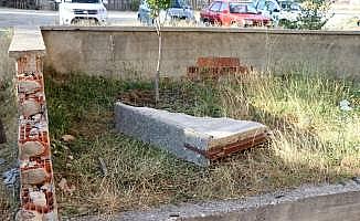 Devrilen demir kapının altında kalan çocuk öldü