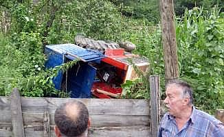 Düzce'de traktör şarampole devrildi: 2 yaralı