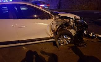 Otomobil ile yaralı taşıyan ambulans çarpıştı